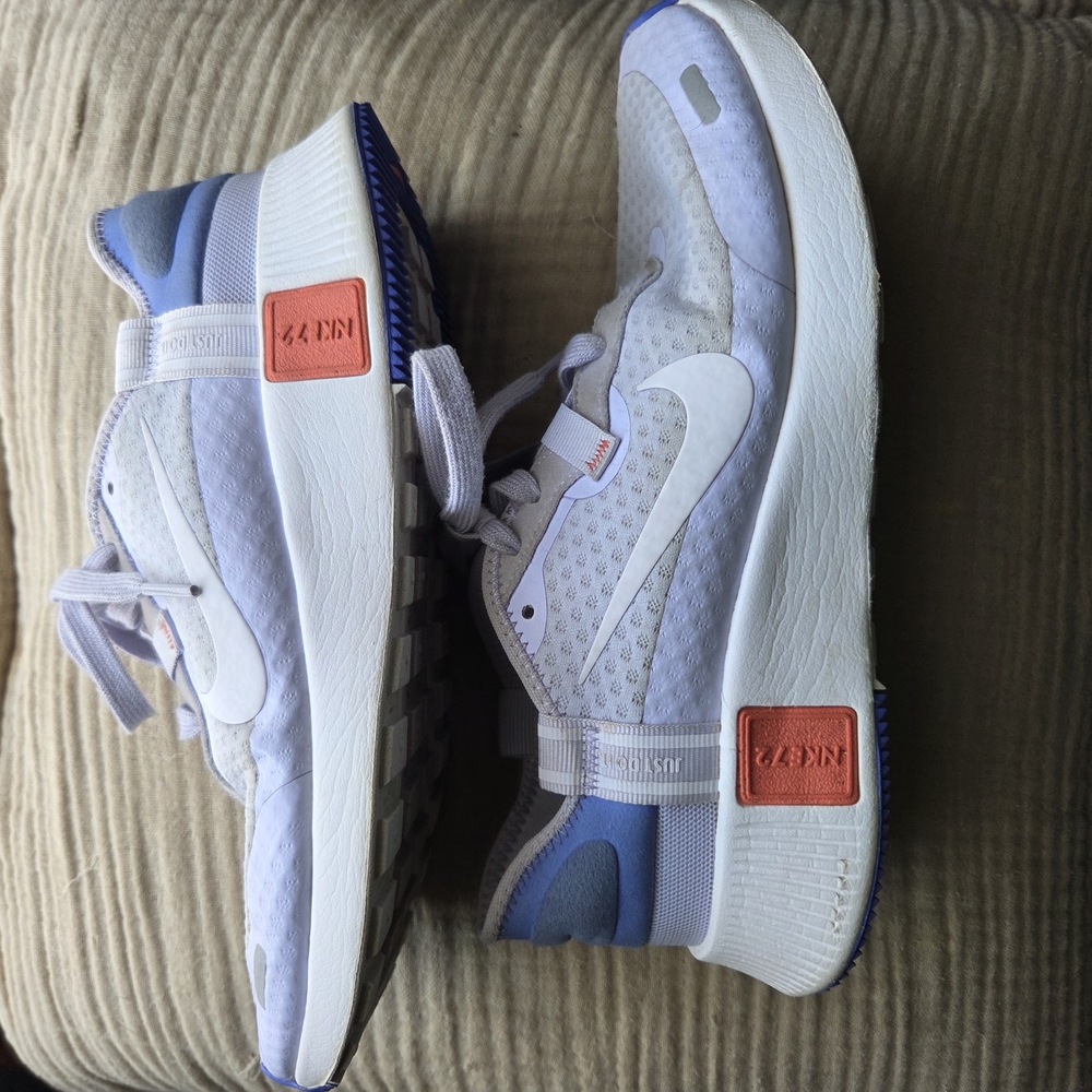Nike Tennis Shoes/ Sneakers